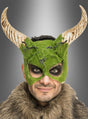 Eine Person, die die „Gehörnte Maske mit Moos-Effekt“ trägt – ein grünes, moosartiges Design mit Hörnern – sowie Pelzkleidung, blickt mit dunklem Augen-Make-up vor einem grauen Hintergrund mit Farbverlauf in die Kamera.