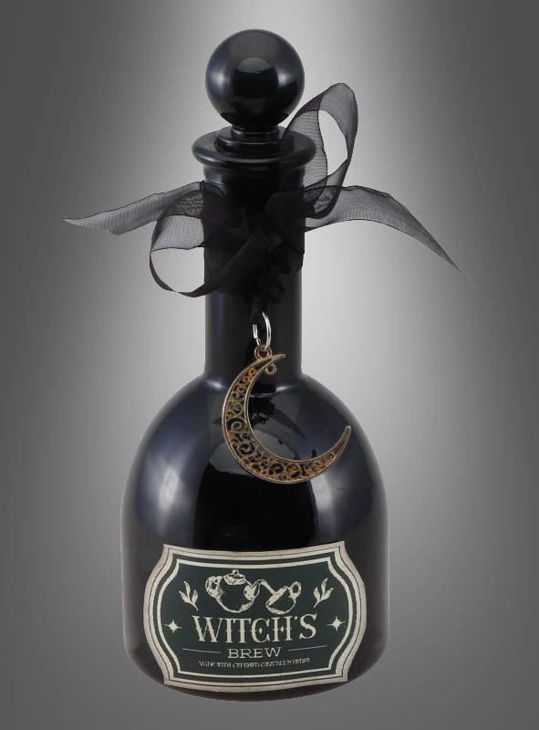 Eine schwarze Glasflasche mit der Aufschrift „Witch’s Brew“, einem runden Stopfen, einem schwarzen Band und einem Halbmond-Anhänger – die „Hexentrank“-Flasche (8 x 19 cm) ist die perfekte Halloween-Dekoration vor einem grauen Hintergrund mit Farbverlauf.