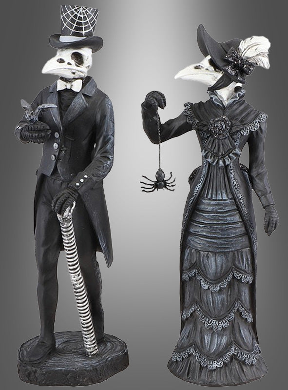 Klar! Hier ist dein umformulierter Satz unter Verwendung der Produktdaten: Das „Skelettpaar Raben Figuren 21 cm“ besteht aus zwei Figuren in viktorianischer Kleidung mit Vogel-Schädelmasken, die sich perfekt als bezaubernde Halloween-Dekoration eignen; eine Figur hält einen Spazierstock und eine Katze in der Hand, während die andere eine baumelnde Spinne umklammert.