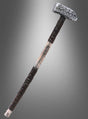 Ein robuster „Großer Hammer“ (73 cm), ein Kriegshammer mit einem verwitterten, umwickelten Holzgriff und einem stattlichen grauen Metallkopf, sticht vor einem Hintergrund mit Farbverlauf hervor – ideal als Accessoire für ein Kriegshammer-Kostüm oder als auffällige Hammer-Halloween-Dekoration für Veranstaltungen im Fantasy-Stil.