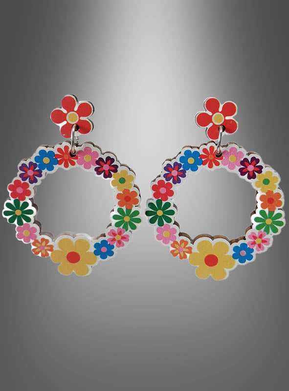 Wir präsentieren die Hippie-Blumenkranz-Ohrringe aus Holz: Runde Holzohrringe mit bunten Blumenmustern in Rot, Gelb, Pink, Blau und Grün auf einem grauen Farbverlauf – perfekt als Hippie-Ohrringe für alle, die einzigartigen und farbenfrohen Hippie-Schmuck lieben.