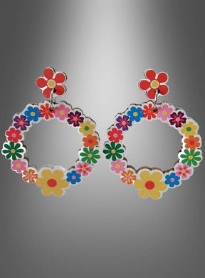 Wir präsentieren die Hippie-Blumenkranz-Ohrringe aus Holz: Runde Holzohrringe mit bunten Blumenmustern in Rot, Gelb, Pink, Blau und Grün auf einem grauen Farbverlauf – perfekt als Hippie-Ohrringe für alle, die einzigartigen und farbenfrohen Hippie-Schmuck lieben.