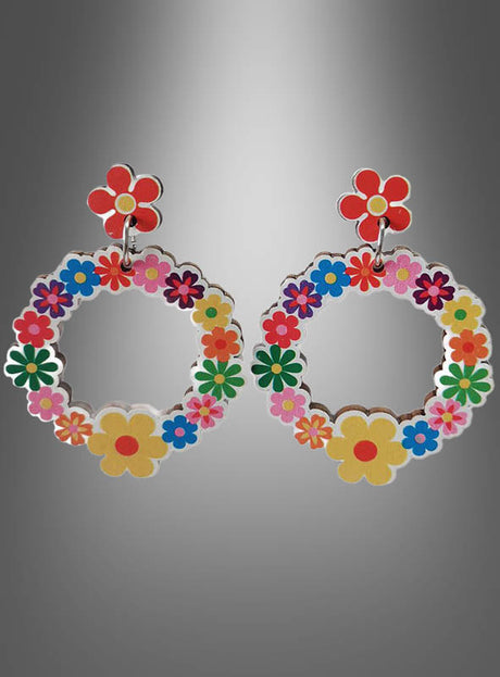 Wir präsentieren die Hippie-Blumenkranz-Ohrringe aus Holz: Runde Holzohrringe mit bunten Blumenmustern in Rot, Gelb, Pink, Blau und Grün auf einem grauen Farbverlauf – perfekt als Hippie-Ohrringe für alle, die einzigartigen und farbenfrohen Hippie-Schmuck lieben.