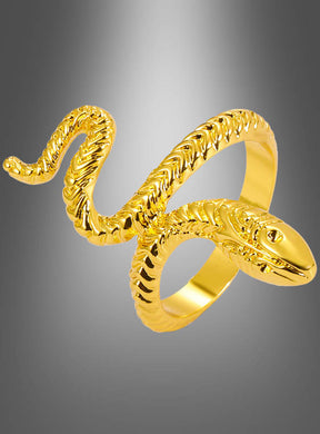 Goldener Schlangenring mit detailreich gearbeiteten Schuppen, fotografiert vor einem grauen Hintergrund mit Farbverlauf. Dieser verstellbare goldene Schlangenring ist ein auffälliges Stück Schlangenschmuck, das Eleganz und ausdrucksstarkes Design zu einem einzigartigen Accessoire vereint.