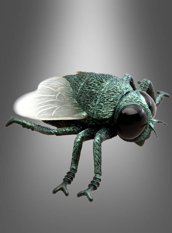 Eine Nahaufnahme einer grün-metallischen Stubenfliege mit großen schwarzen Augen und durchscheinenden Flügeln vor einem grauen Hintergrund mit Farbverlauf – hier wird die „Große Fliege 13 cm Deko Halloween“ präsentiert, die sich perfekt als auffällige Fliegen-Dekoration oder als beeindruckende riesige Fliege für Ihre Halloween-Dekoration eignet.