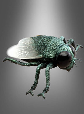 Eine Nahaufnahme einer grün-metallischen Stubenfliege mit großen schwarzen Augen und durchscheinenden Flügeln vor einem grauen Hintergrund mit Farbverlauf – hier wird die „Große Fliege 13 cm Deko Halloween“ präsentiert, die sich perfekt als auffällige Fliegen-Dekoration oder als beeindruckende riesige Fliege für Ihre Halloween-Dekoration eignet.