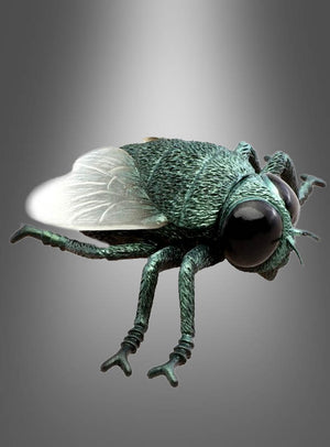 Eine Nahaufnahme einer grün-metallischen Stubenfliege mit großen schwarzen Augen und durchscheinenden Flügeln vor einem grauen Hintergrund mit Farbverlauf – hier wird die „Große Fliege 13 cm Deko Halloween“ präsentiert, die sich perfekt als auffällige Fliegen-Dekoration oder als beeindruckende riesige Fliege für Ihre Halloween-Dekoration eignet.