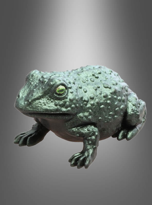 Eine metallisch-grüne Skulptur „Grüner Frosch Kröte Deko 7,5 cm“ mit strukturierter Haut steht vor einem neutralen Hintergrund mit Farbverlauf und ist damit ein bezauberndes Accessoire für jeden Raum.