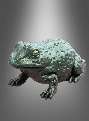 Eine metallisch-grüne Skulptur „Grüner Frosch Kröte Deko 7,5 cm“ mit strukturierter Haut steht vor einem neutralen Hintergrund mit Farbverlauf und ist damit ein bezauberndes Accessoire für jeden Raum.