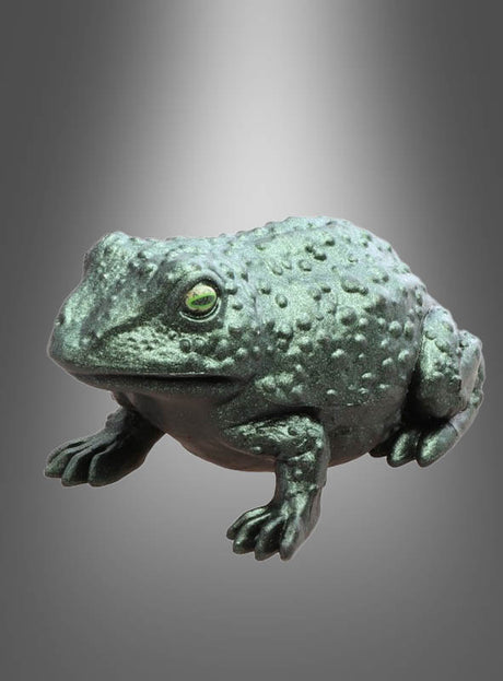 Eine metallisch-grüne Skulptur „Grüner Frosch Kröte Deko 7,5 cm“ mit strukturierter Haut steht vor einem neutralen Hintergrund mit Farbverlauf und ist damit ein bezauberndes Accessoire für jeden Raum.