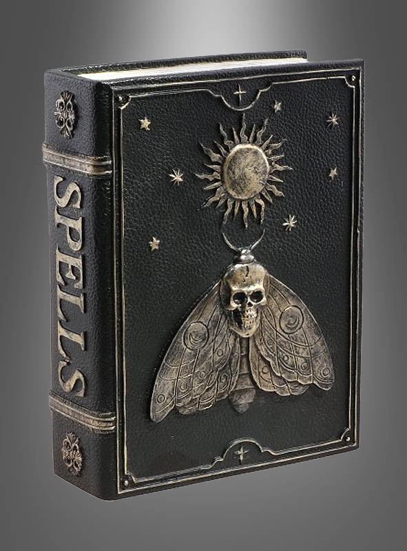 Ein Zauberbuch „Grimoire“ (20 x 15 cm) als Deko-Objekt aus schwarzem Leder, mit der Prägung „SPELLS“ auf dem Buchrücken und einem Einband, der mit einer Motte verziert ist, die einen Totenkopf, Sterne und eine Sonne trägt – ein magisches Herzstück für Hexenbuch-Dekoration oder Zauberbuch-Dekoration zu Halloween, ideal für alle, die auf der Suche nach einem bezaubernden „Buch der Schatten“ sind.