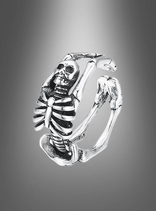 Ein verstellbarer Skelettring als Halloween-Schmuck aus Silber, kunstvoll gestaltet mit detailliertem Rippengeflecht, Schädel und Armknochen, präsentiert vor einem sanft verlaufenden grauen Hintergrund.