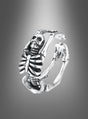 Ein verstellbarer Skelettring als Halloween-Schmuck aus Silber, kunstvoll gestaltet mit detailliertem Rippengeflecht, Schädel und Armknochen, präsentiert vor einem sanft verlaufenden grauen Hintergrund.