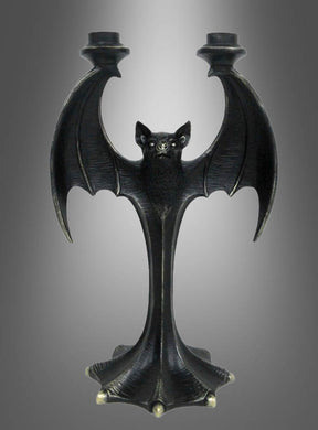Der Kerzenständer „Fledermaus“ 35 cm aus Kunstharz ist ein schwarzer Kerzenhalter aus Metall in Form einer Fledermaus mit ausgebreiteten Flügeln, der Platz für zwei Kerzen bietet – ein idealer Akzent für die gotische Dekoration oder eine effektvolle Halloween-Tischdekoration. Dieses auffällige Stück kommt vor einem grauen Hintergrund mit Farbverlauf besonders gut zur Geltung.