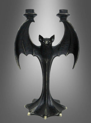 Der Kerzenständer „Fledermaus“ 35 cm aus Kunstharz ist ein schwarzer Kerzenhalter aus Metall in Form einer Fledermaus mit ausgebreiteten Flügeln, der Platz für zwei Kerzen bietet – ein idealer Akzent für die gotische Dekoration oder eine effektvolle Halloween-Tischdekoration. Dieses auffällige Stück kommt vor einem grauen Hintergrund mit Farbverlauf besonders gut zur Geltung.