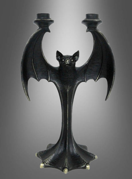 Der Kerzenständer „Fledermaus“ 35 cm aus Kunstharz ist ein schwarzer Kerzenhalter aus Metall in Form einer Fledermaus mit ausgebreiteten Flügeln, der Platz für zwei Kerzen bietet – ein idealer Akzent für die gotische Dekoration oder eine effektvolle Halloween-Tischdekoration. Dieses auffällige Stück kommt vor einem grauen Hintergrund mit Farbverlauf besonders gut zur Geltung.