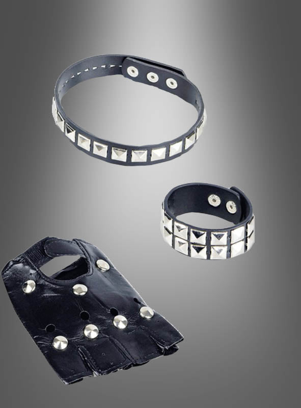 3-teiliges Rocker-Set mit Nieten – bestehend aus Armband, Ring und fingerlosem Handschuh mit metallischen Akzenten, perfekt als Punk-Accessoire oder zur Vervollständigung deines Rocker-Kostüms – präsentiert vor einem grau schattierten Hintergrund.