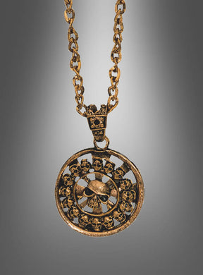Goldkette mit Totenkopf-Anhänger in Gold – der runde Anhänger zeigt einen zentralen Totenkopf, umgeben von kleinen Schädeln, stilvoll vor einem grauen Farbverlauf präsentiert. Der Totenkopf-Anhänger in Gold mit Kette ist ein auffälliges Accessoire und eignet sich perfekt als Halloween-Schmuck.