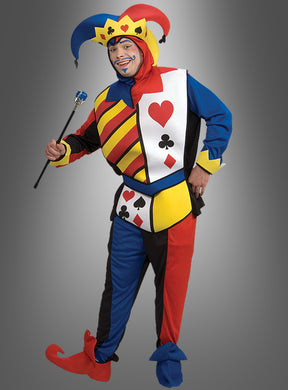Eine Person, die das „Hofnarr-Kostüm Casino Joker Spielkarte“ trägt – ein farbenfrohes Narrenkostüm, das mit Spielkartenmotiven verziert ist und von klassischen Casino-Joker-Motiven inspiriert wurde –, steht vor einem grau verlaufenden Hintergrund, hält ein Zepter in der Hand und trägt eine traditionelle Narrenmütze.