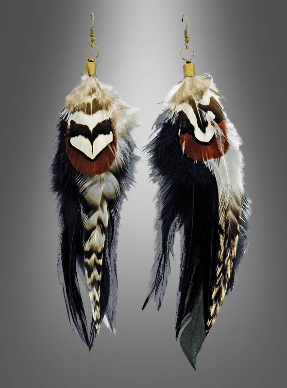 Wir präsentieren die „Federschmuck“-Ohrringe – ein Paar lange Ohrringe mit mehrschichtigen Federdetails in verschiedenen Braun-, Schwarz- und Weißtönen sowie eleganten goldenen Haken. Diese auffälligen Ohrringe sind die perfekte Ergänzung für Ihren Indianerin-Kostüm-Schmuck-Look und kommen vor einem grauen Hintergrund mit Farbverlauf besonders gut zur Geltung.