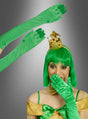 Eine Person mit grüner Perücke, goldener Krone und goldenem Kleid, die extra lange grüne Satinhandschuhe (47 cm) trägt, hält sich die Hand vor den Mund; zwei Hände in denselben grünen Handschuhen ragen vor diesem grauen Hintergrund empor.