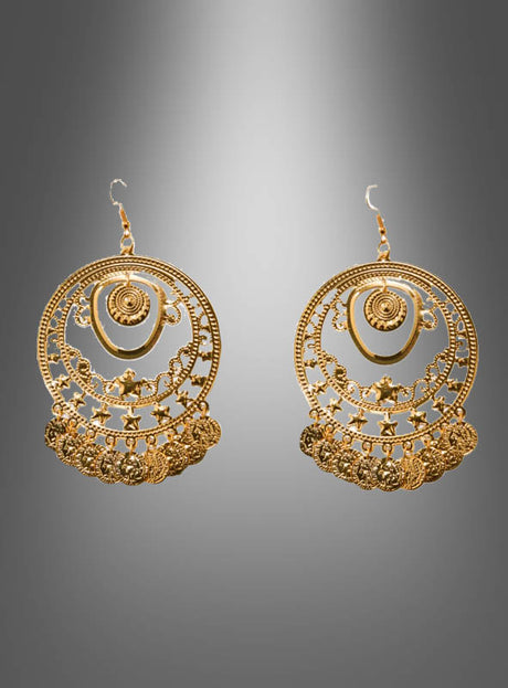 Ein Paar „Orientalische Ohrringe“ aus Gold mit großen, kunstvollen Motiven, aufwendigen Mustern und hängenden Elementen, die perfekt zu einem Bauchtänzerinnen-Kostüm passen und vor einem grauen Hintergrund mit Farbverlauf präsentiert werden.