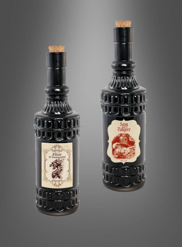 Zwei „Schwarze Halloween-Dekoflaschen 23 cm“ aus Glas mit Korkverschluss und dekorativem Vintage-Etikett stehen vor einem schlichten grauen Farbverlauf – perfekt als gruselige Deko oder stilvolle Halloween-Flaschen.