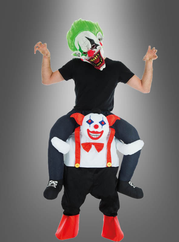 Eine Person im „Carry Me“-Horrorclown-Kostüm – bestehend aus einer grünhaarigen, furchterregenden Clownmaske und einem Kostüm, das den Anschein erweckt, als würde sie auf den Schultern eines lächelnden Clowns reiten – posiert vor einem grauen Hintergrund; ideal für Halloween-Kostümpartys.