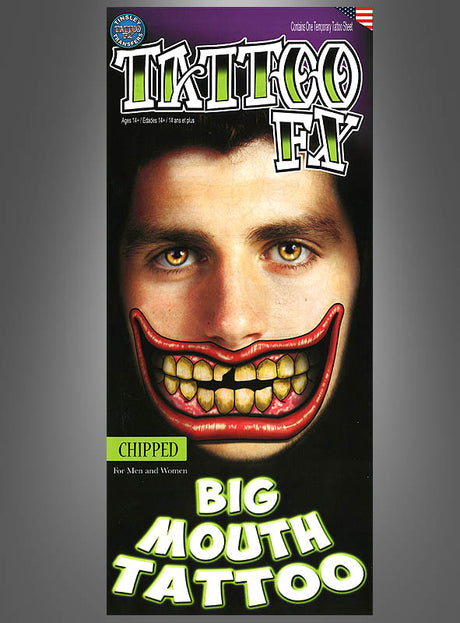 Auf einer Verpackung für „Big Mouth Tattoo Schminke“ ist das Gesicht eines Mannes abgebildet, dessen echter Mund mit einem großen, übertriebenen, karikaturhaften Mund und gelben Zähnen überdruckt ist – perfekt, um auf Partys oder Veranstaltungen den ultimativen temporären Tattoo-Effekt zu erzielen.