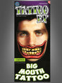 Auf einer Verpackung für „Big Mouth Tattoo Schminke“ ist das Gesicht eines Mannes abgebildet, dessen echter Mund mit einem großen, übertriebenen, karikaturhaften Mund und gelben Zähnen überdruckt ist – perfekt, um auf Partys oder Veranstaltungen den ultimativen temporären Tattoo-Effekt zu erzielen.