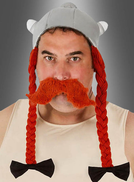 Diese Person trägt den Obelix-Stoffhelm mit Zöpfen ganz im Stil von Asterix & Obelix: eine lange rote, geflochtene Perücke mit Schleifen und einen großen roten Schnurrbart, vor einem grau verlaufenden Hintergrund.
