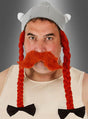 Diese Person trägt den Obelix-Stoffhelm mit Zöpfen ganz im Stil von Asterix & Obelix: eine lange rote, geflochtene Perücke mit Schleifen und einen großen roten Schnurrbart, vor einem grau verlaufenden Hintergrund.
