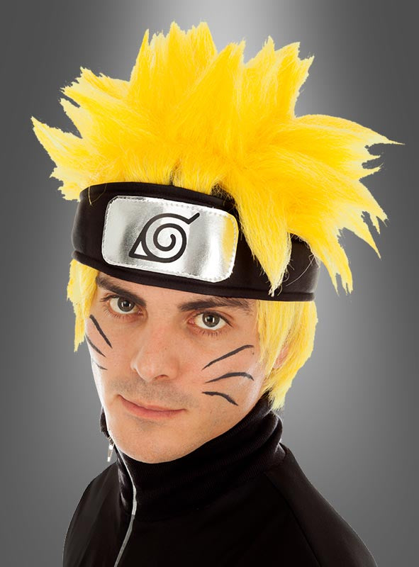 Eine Person mit einer stacheligen gelben Naruto-Perücke (Original-Lizenz, für Erwachsene), einem schwarzen Stirnband mit metallischem Symbol und schwarzen Gesichtsmarkierungen, die ein schwarzes Outfit trägt und vor einem grauen Hintergrund mit Farbverlauf posiert – ein perfekter Look für jedes Manga-Cosplay.