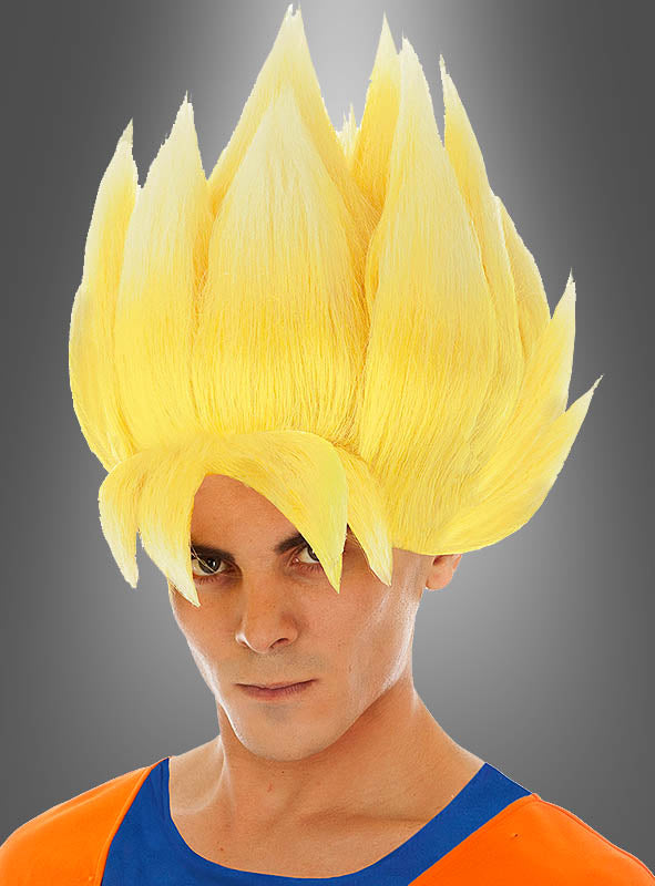 Eine Person trägt die gelbe Son-Goku-Perücke für Erwachsene aus der Dragonball-Reihe, deren leuchtend gelbe, stachelige Frisur an eine Anime-Figur erinnert. Dazu kommen ein intensiver Gesichtsausdruck und ein orange-blaues Outfit, das an ein Dragon Ball Z-Kostüm erinnert, vor einem grauen Hintergrund mit Farbverlauf.