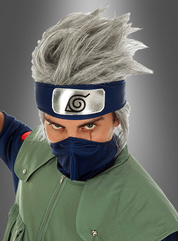 Eine Person, die die graue Kakashi-Perücke aus „Naruto“ trägt, kombiniert mit einer grünen Weste, einem blauen Stirnband mit dem charakteristischen Symbol und einer Gesichtsmaske – sie nimmt vor einem grauen Hintergrund eine Pose ein, um den ikonischen Look von Kakashi Hatake aus dem „Naruto“-Cosplay perfekt einzufangen.