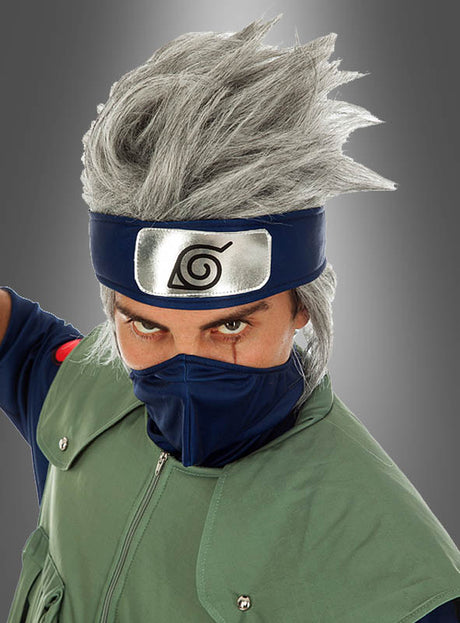 Eine Person, die die graue Kakashi-Perücke aus „Naruto“ trägt, kombiniert mit einer grünen Weste, einem blauen Stirnband mit dem charakteristischen Symbol und einer Gesichtsmaske – sie nimmt vor einem grauen Hintergrund eine Pose ein, um den ikonischen Look von Kakashi Hatake aus dem „Naruto“-Cosplay perfekt einzufangen.