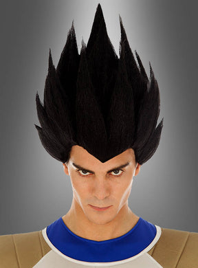 Eine Person mit ernstem Gesichtsausdruck trägt die Vegeta-Perücke aus „Dragon Ball Z“ für Erwachsene – eine große, stachelige schwarze Perücke – sowie ein Kostüm, das an ein „Dragon Ball Z“-Cosplay erinnert, und steht vor einem grauen Hintergrund mit Farbverlauf.
