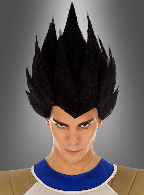 Eine Person mit ernstem Gesichtsausdruck trägt die Vegeta-Perücke aus „Dragon Ball Z“ für Erwachsene – eine große, stachelige schwarze Perücke – sowie ein Kostüm, das an ein „Dragon Ball Z“-Cosplay erinnert, und steht vor einem grauen Hintergrund mit Farbverlauf.