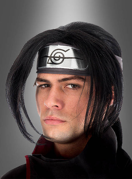 Eine Person mit glattem schwarzem Haar, die die „Itachi-Perücke für Erwachsene, schwarz, Naruto“ und ein metallisches Stirnband mit einem Blatt-Symbol trägt, ist in einen schwarzen Umhang mit hohem Kragen gekleidet und posiert vor einem grauen Hintergrund.