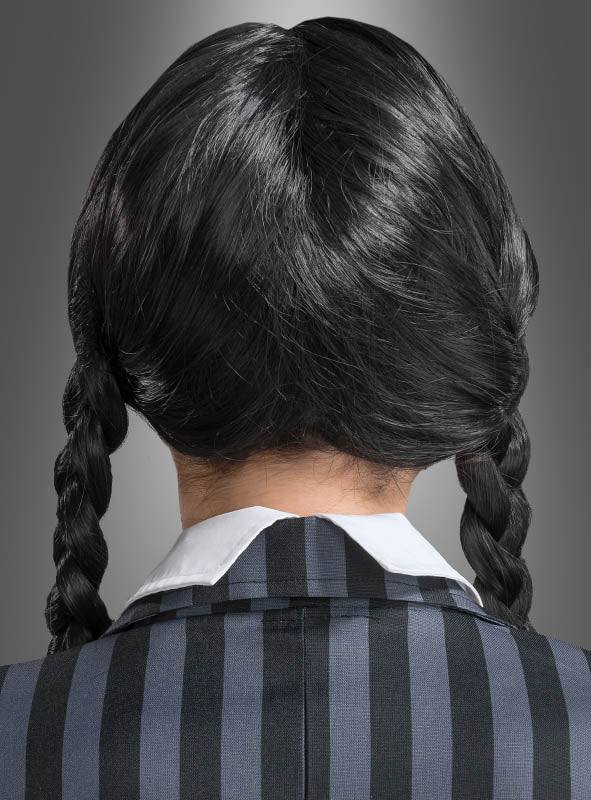 Person mit schwarzer, zu zwei Zöpfen geflochtener Wednesday-Perücke für Damen, trägt ein Hemd mit Kragen und eine schwarz-grau gestreifte Jacke, von hinten gezeigt – ideal für ein Wednesday-Kostüm, inspiriert von der Nevermore Academy.