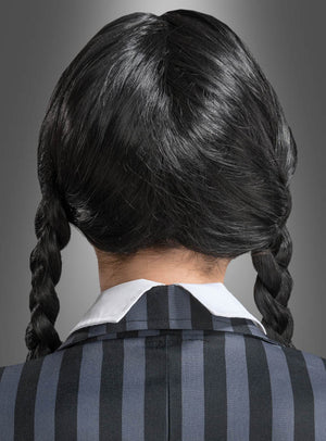 Person mit schwarzer, zu zwei Zöpfen geflochtener Wednesday-Perücke für Damen, trägt ein Hemd mit Kragen und eine schwarz-grau gestreifte Jacke, von hinten gezeigt – ideal für ein Wednesday-Kostüm, inspiriert von der Nevermore Academy.