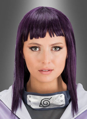Ein erwachsenes Model mit glattem, violettem Haar, einem geraden Pony und hellen Augen trägt die „Hinata-Perücke aus Naruto für Erwachsene“ – ein silbernes Stirnband mit einem spiralförmigen Symbol –, die sich ideal für Cosplay eignet, vor einem grau verlaufenden Hintergrund.