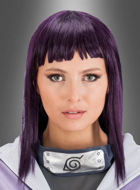 Ein erwachsenes Model mit glattem, violettem Haar, einem geraden Pony und hellen Augen trägt die „Hinata-Perücke aus Naruto für Erwachsene“ – ein silbernes Stirnband mit einem spiralförmigen Symbol –, die sich ideal für Cosplay eignet, vor einem grau verlaufenden Hintergrund.