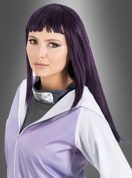 Eine Frau mit langen, glatten, violetten Haaren, die wie die Hinata-Perücke aus „Naruto für Erwachsene“ frisiert sind, trägt eine lavendelfarbene und weiße Jacke, ein dunkles Netzshirt und ein metallisches Stirnband mit einem eingravierten Symbol – ideal für „Naruto für Erwachsene“-Cosplay – und steht vor einem grauen Hintergrund mit Farbverlauf.