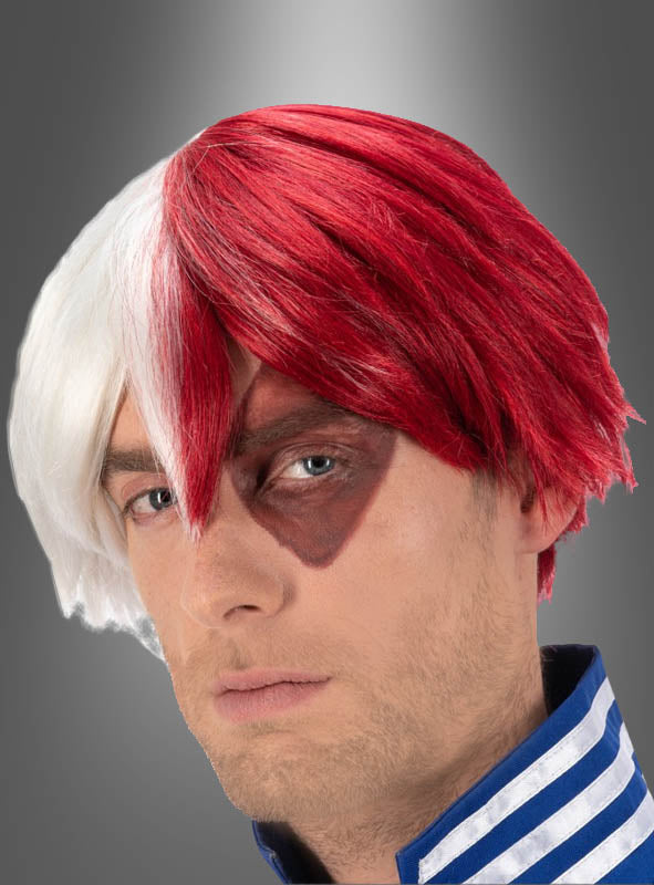 Vor einem grauen Hintergrund mit Farbverlauf steht eine Person mit halb weißem, halb rotem Haar, das an die Shoto-Todoroki-Perücke aus „My Hero Academia“ für Erwachsene erinnert, mit einem großen braunen Fleck um das linke Auge und einem blau-weiß gestreiften Kragen.