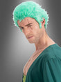 Ein Mann mit der grünen, stacheligen Perücke „Zoro-Perücke aus One Piece für Erwachsene“, mit Narben auf Brust und Gesicht, einem offenen grünen Hemd und einem zusammengekniffenen Auge vor einem schlichten Hintergrund – ein beeindruckendes Zoro-Cosplay.