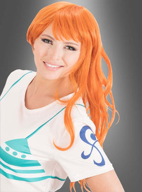Eine Person mit langen orangefarbenen Haaren, die im Stil der „Nami-Perücke aus One Piece für Erwachsene“ frisiert sind, trägt ein weißes Hemd mit blauen Mustern und lächelt vor einem grauen Hintergrund in die Kamera.