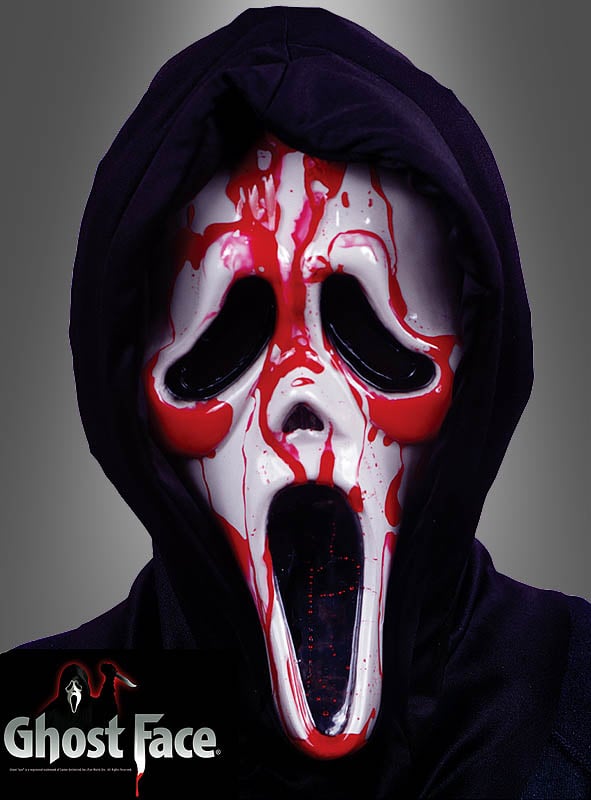 Eine Person, die die „Scream Maske Halloween mit Blutpumpe“ trägt, die mit roten, blutähnlichen Streifen verziert ist, und einen dunklen Kapuzenmantel trägt. In der unteren linken Ecke ist das „Ghost Face“-Logo zu sehen.