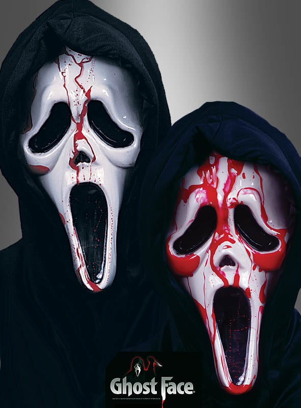 Zwei Personen tragen die „Scream Maske Halloween mit Blutpumpe“ – weiße Masken mit schwarzen Kapuzen; eine davon ist mit roten Spritzern übersät, die an Blut erinnern. Das „Ghost Face“-Logo ist am unteren Bildrand zu sehen und vermittelt die gruselige Atmosphäre eines echten „Blutpumpe“-Moments.