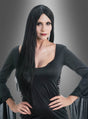 Eine Frau mit langen schwarzen Haaren und einem schwarzen Kleid steht mit den Händen in den Hüften vor einem neutralen Farbverlaufshintergrund und verkörpert damit perfekt den Stil der Original-Morticia-Perücke aus „Wednesday“ – ideal für Halloween-Cosplay oder jeden von der Addams-Familie inspirierten Look.